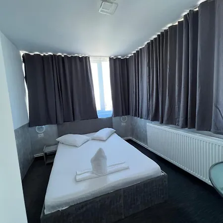 Hotel Hama *